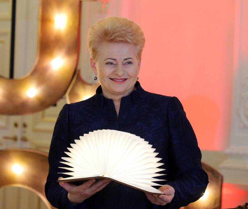 Prezidentė įžiebė pirmąją šalies Kalėdų eglę