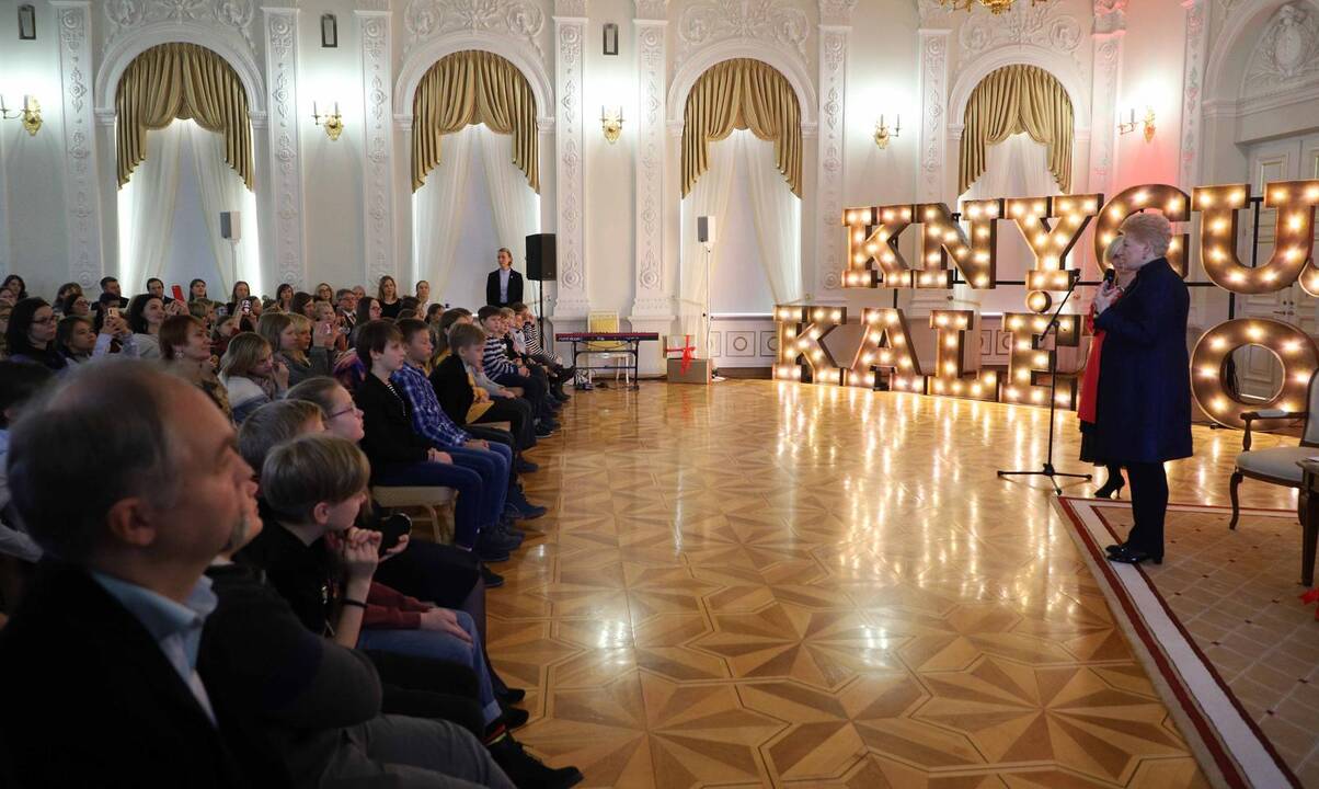 Prezidentė įžiebė pirmąją šalies Kalėdų eglę