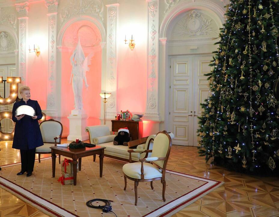 Prezidentė įžiebė pirmąją šalies Kalėdų eglę