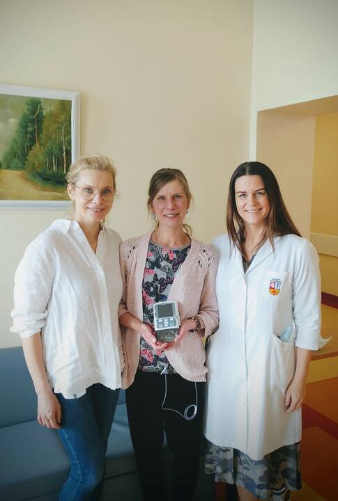 Iš kairės į dešinę: Kauno klinikų (KK) Pulmonologijos klinikos gydytoja pulmonologė doc. dr. Deimantė Hoppenot, pacientė Rima ir KK Kardiologijos klinikos gydytoja kardiologė Rasa Ordienė.