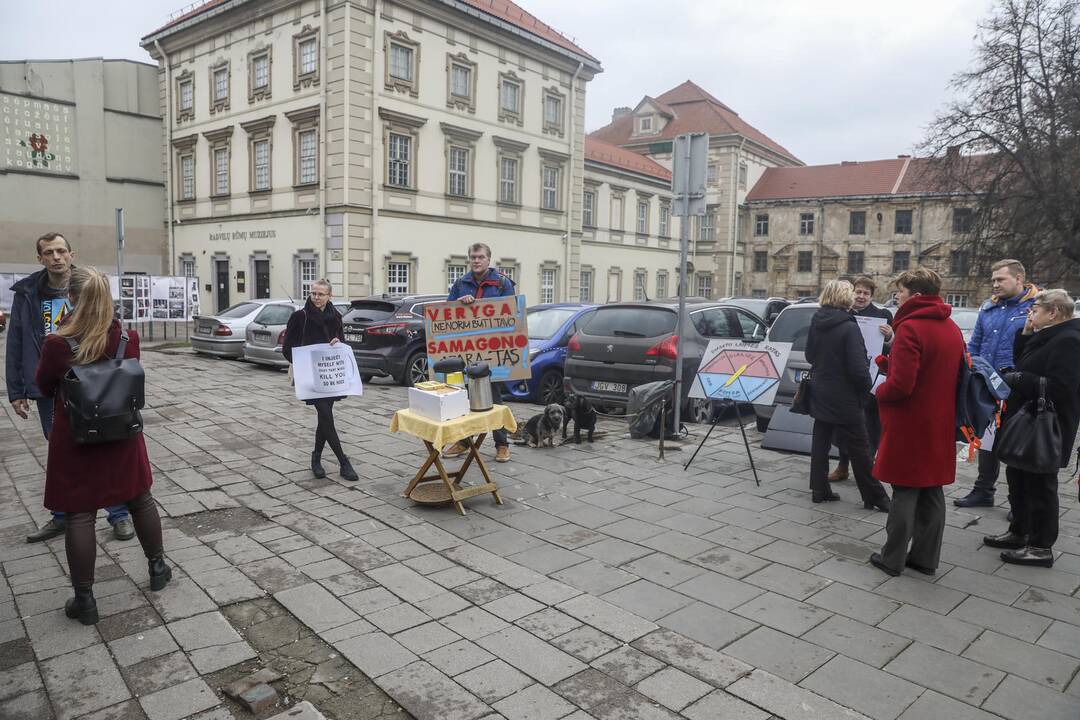 Sergantieji cukriniu diabetu prie SAM surengė piketą