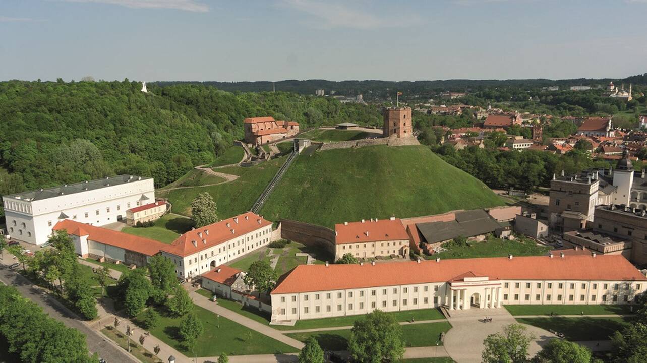 Parodoje pristatomi ir labai žinomi, ir ne tokie garsūs Lietuvos piliakalniai.
