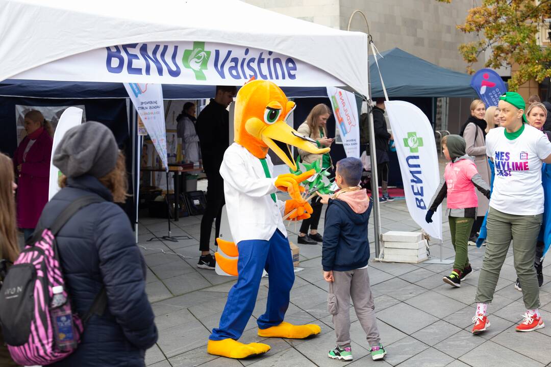 Laisvės alėją užtvindė bėgikai