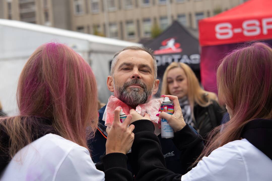 Laisvės alėją užtvindė bėgikai
