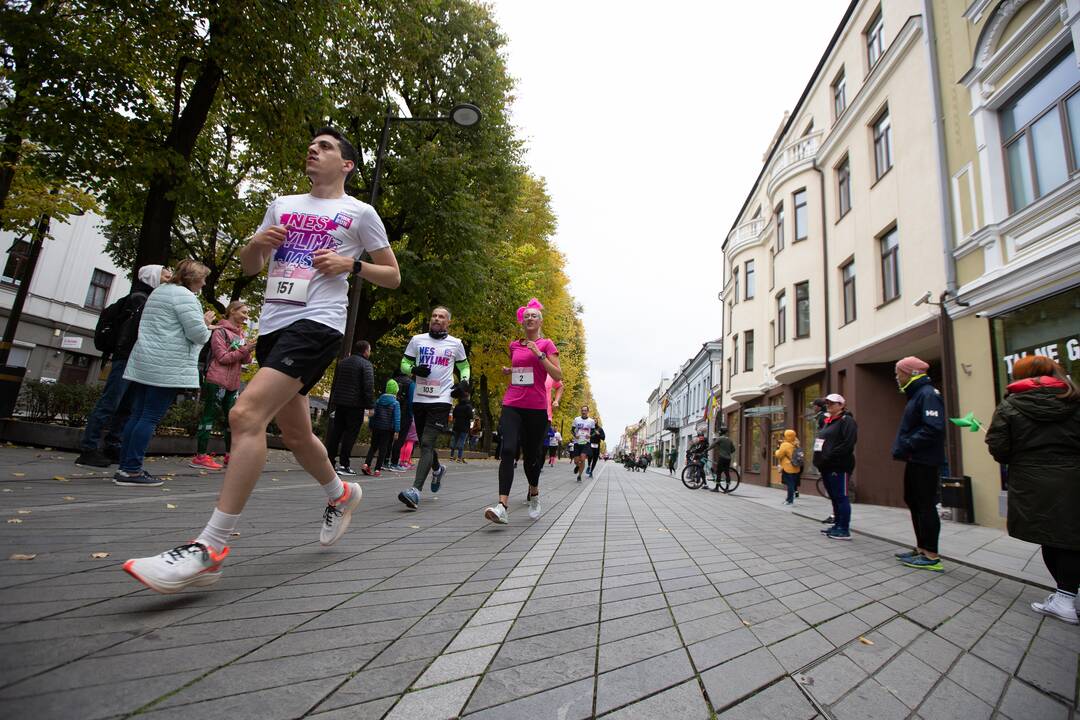Laisvės alėją užtvindė bėgikai