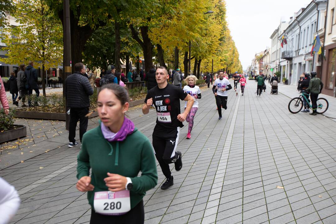 Laisvės alėją užtvindė bėgikai
