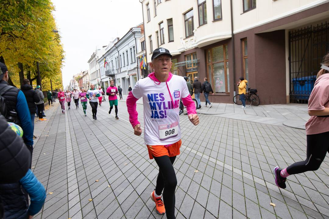 Laisvės alėją užtvindė bėgikai