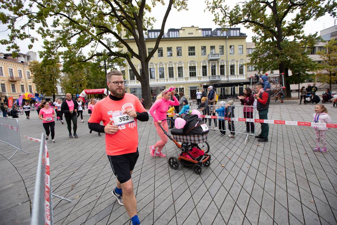 Laisvės alėją užtvindė bėgikai