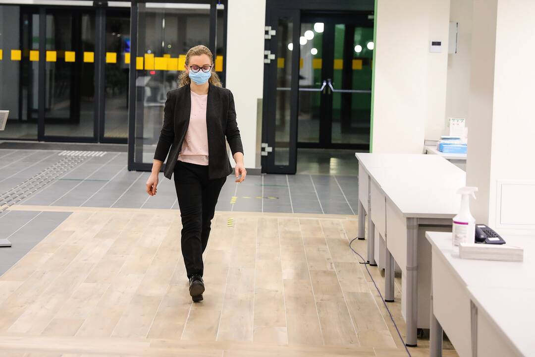 Kauno klinikose COVID-19 vakcina pradėti skiepyti medikai
