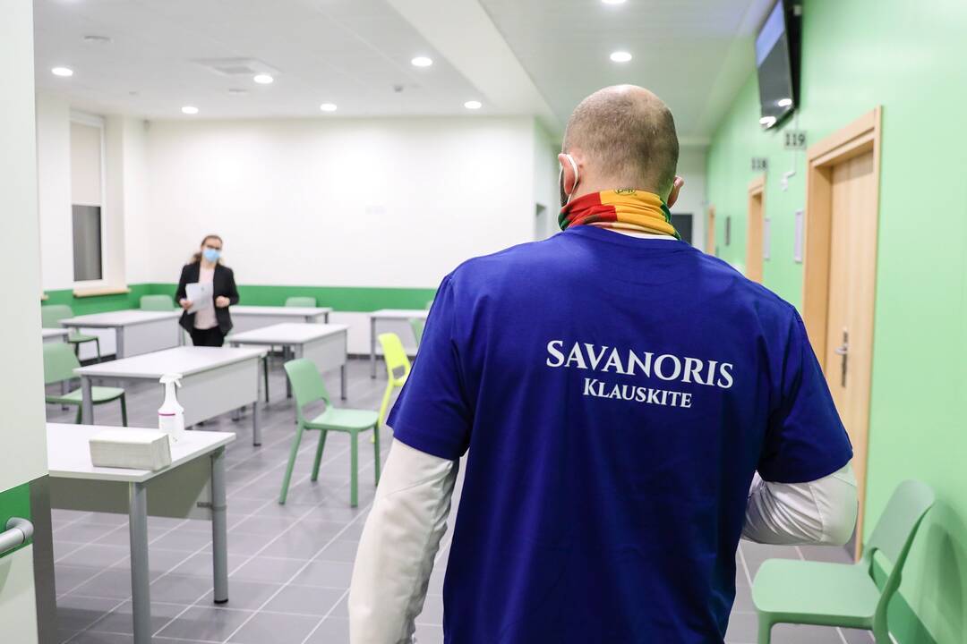 Kauno klinikose COVID-19 vakcina pradėti skiepyti medikai