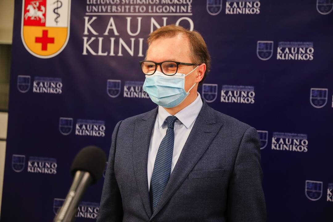Kauno klinikose COVID-19 vakcina pradėti skiepyti medikai