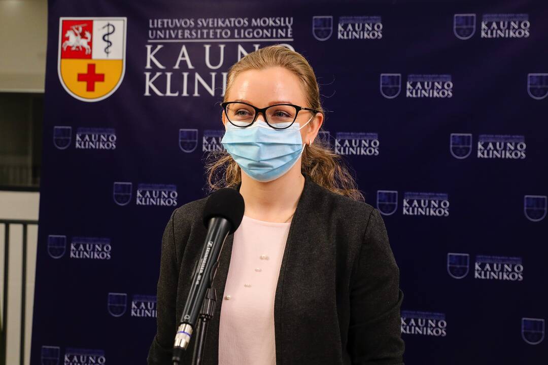 Kauno klinikose COVID-19 vakcina pradėti skiepyti medikai