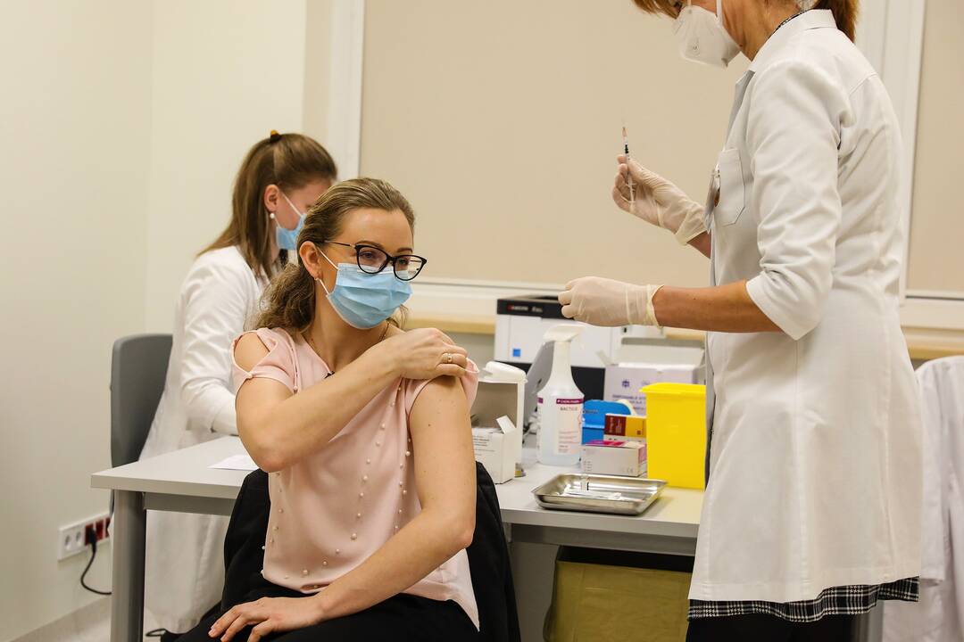 Kauno klinikose COVID-19 vakcina pradėti skiepyti medikai