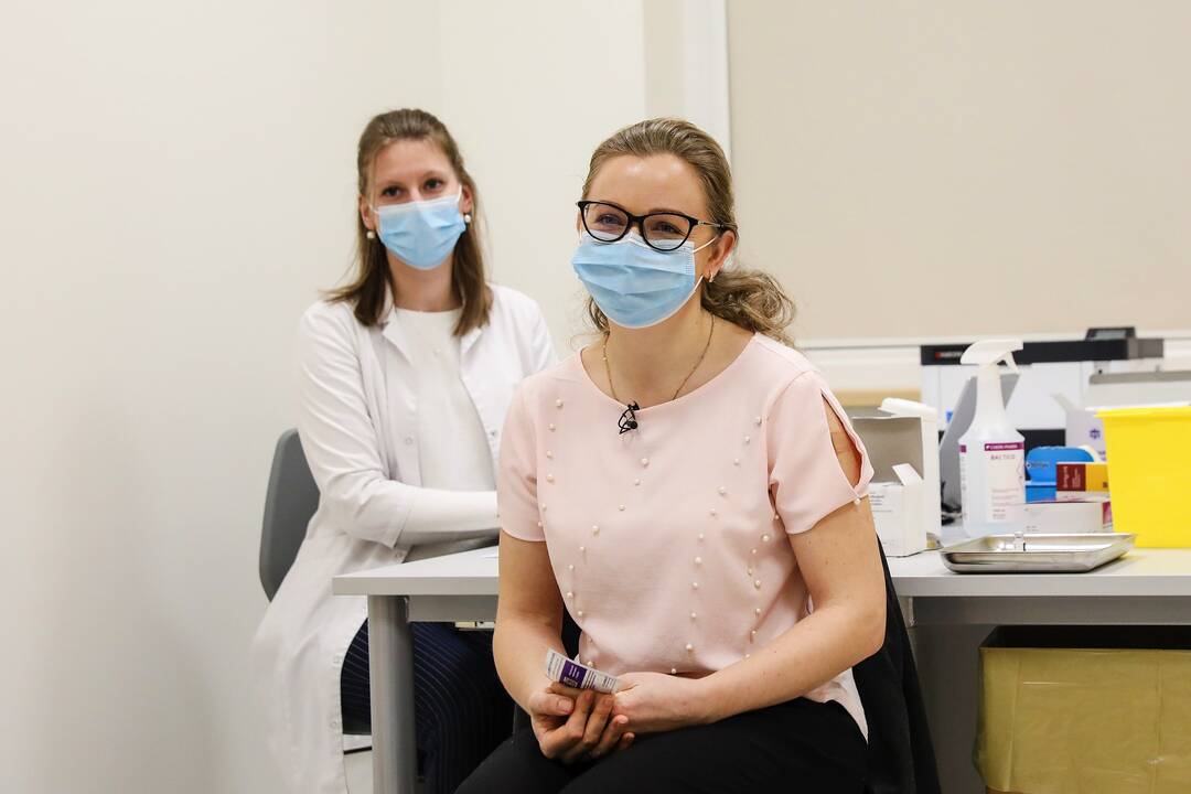 Kauno klinikose COVID-19 vakcina pradėti skiepyti medikai