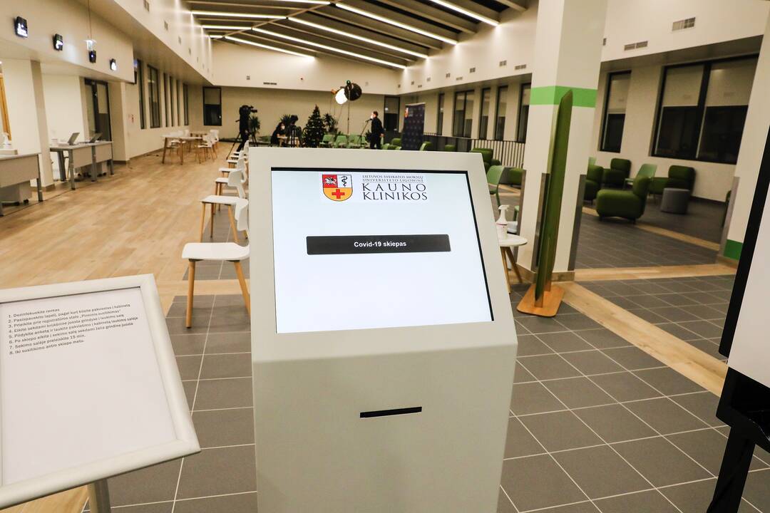 Kauno klinikose COVID-19 vakcina pradėti skiepyti medikai
