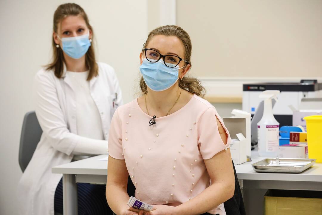 Kauno klinikose COVID-19 vakcina pradėti skiepyti medikai