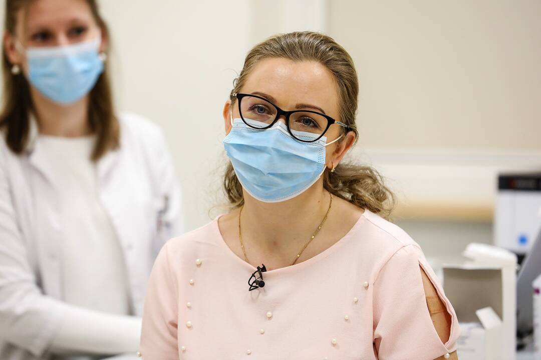 Kauno klinikose COVID-19 vakcina pradėti skiepyti medikai