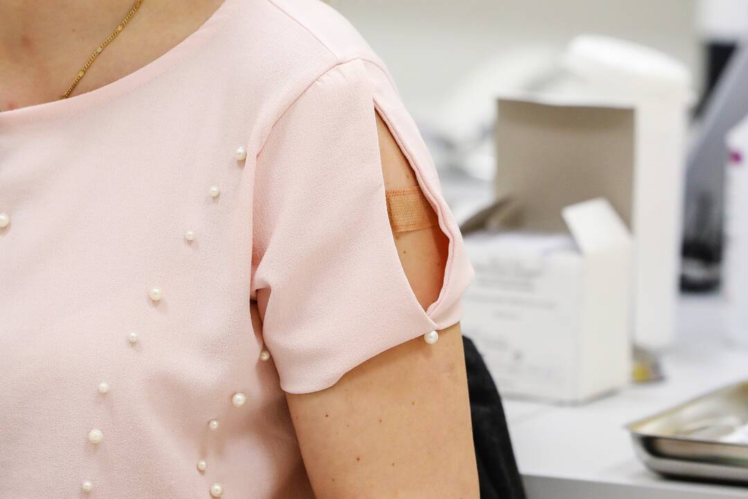 Kauno klinikose COVID-19 vakcina pradėti skiepyti medikai