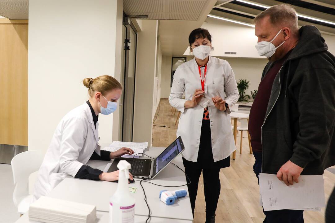 Kauno klinikose COVID-19 vakcina pradėti skiepyti medikai