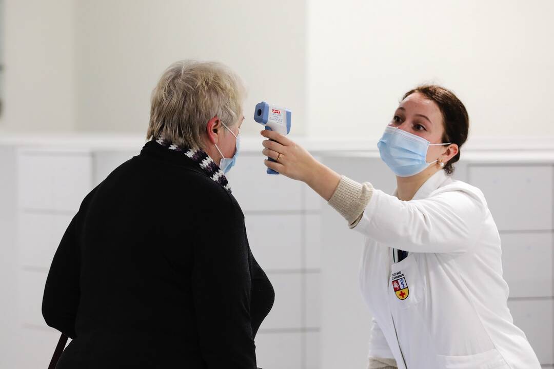 Kauno klinikose COVID-19 vakcina pradėti skiepyti medikai