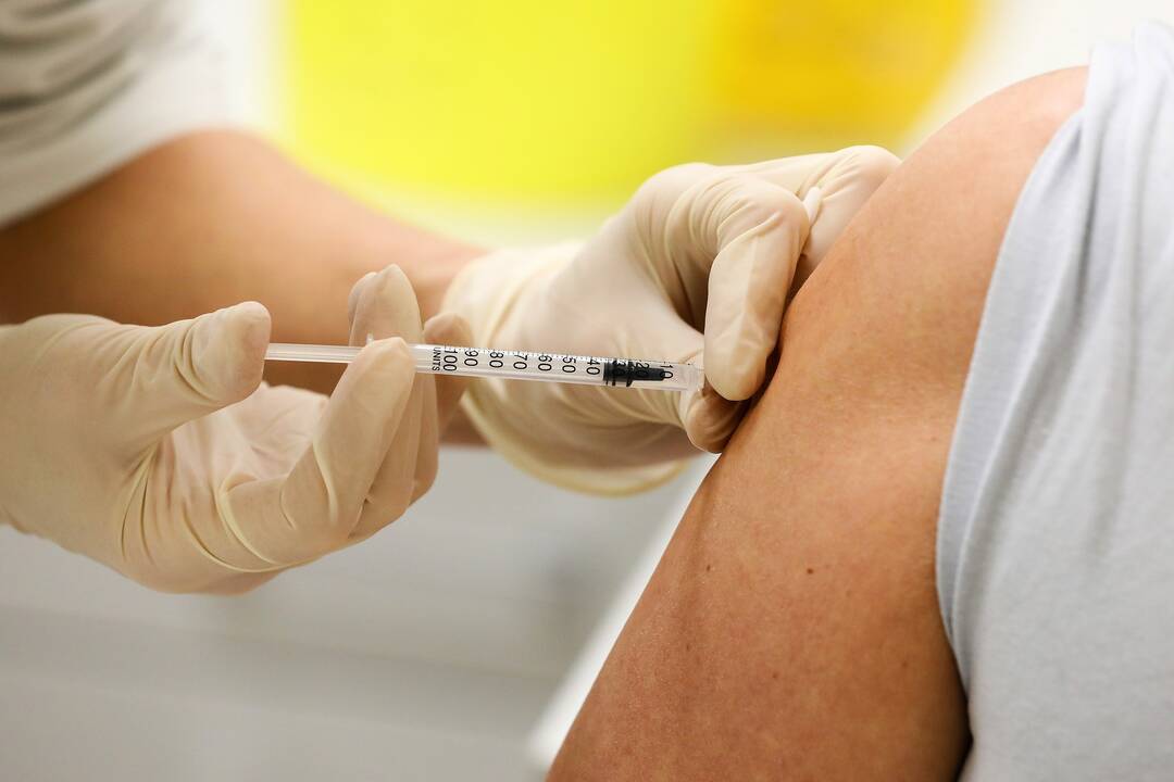 Kauno klinikose COVID-19 vakcina pradėti skiepyti medikai
