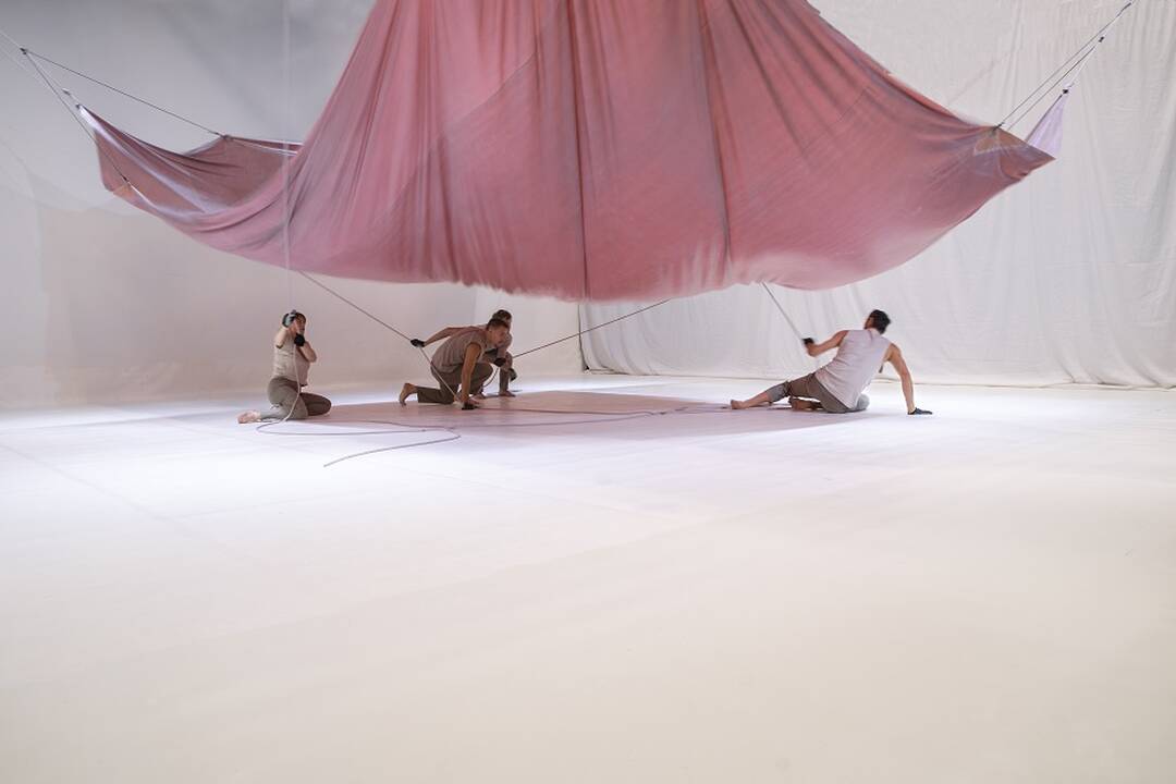 Scena iš šokio – fizinio teatro spektaklio „Odisėjas“.