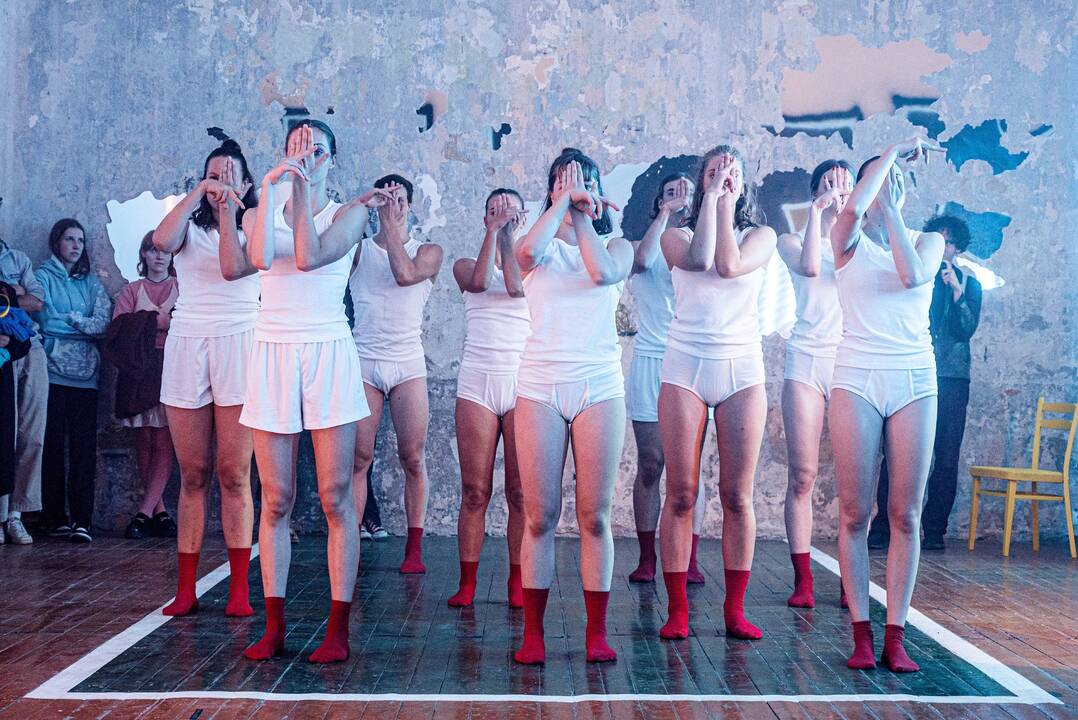 Scena iš šokio – fizinio teatro spektaklio „Odisėjas“.