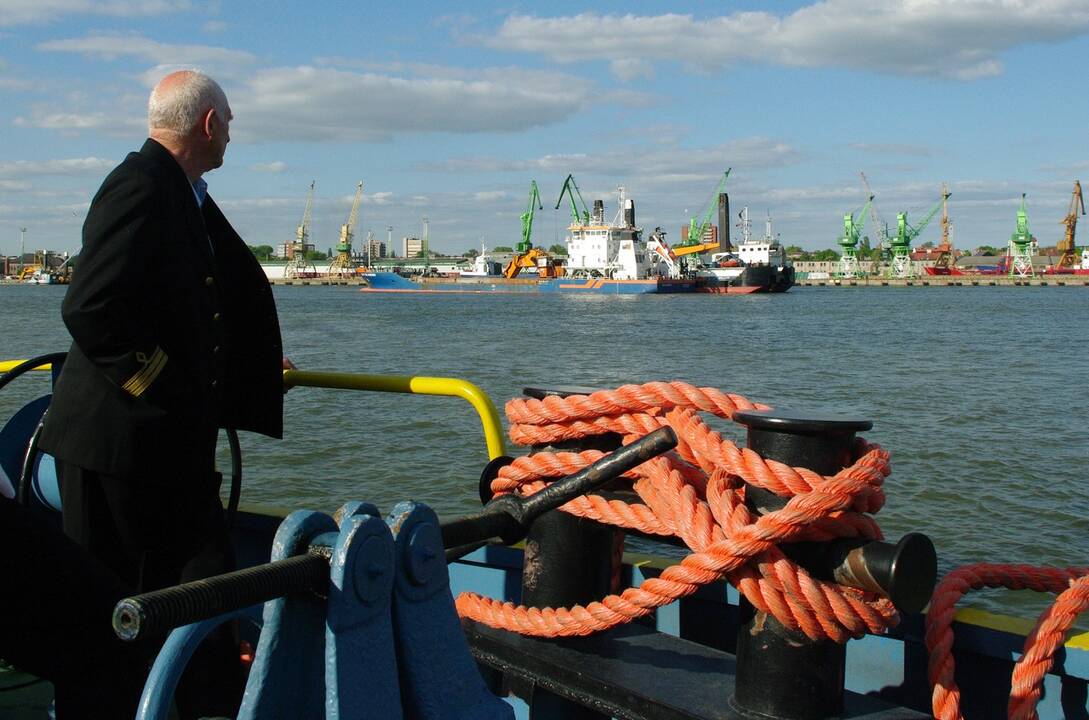 Pokytis: vis labiau reglamentuojamas upių, kaip ir jūrų, laivavedžių darbas.