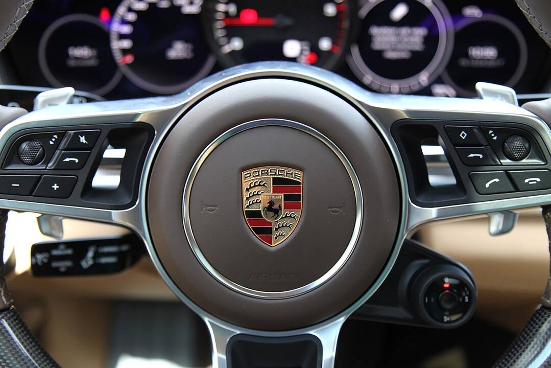 Kauno rajone ilgapirščiai nusitaikė į prabangų automobilį: žala – tūkstantinė