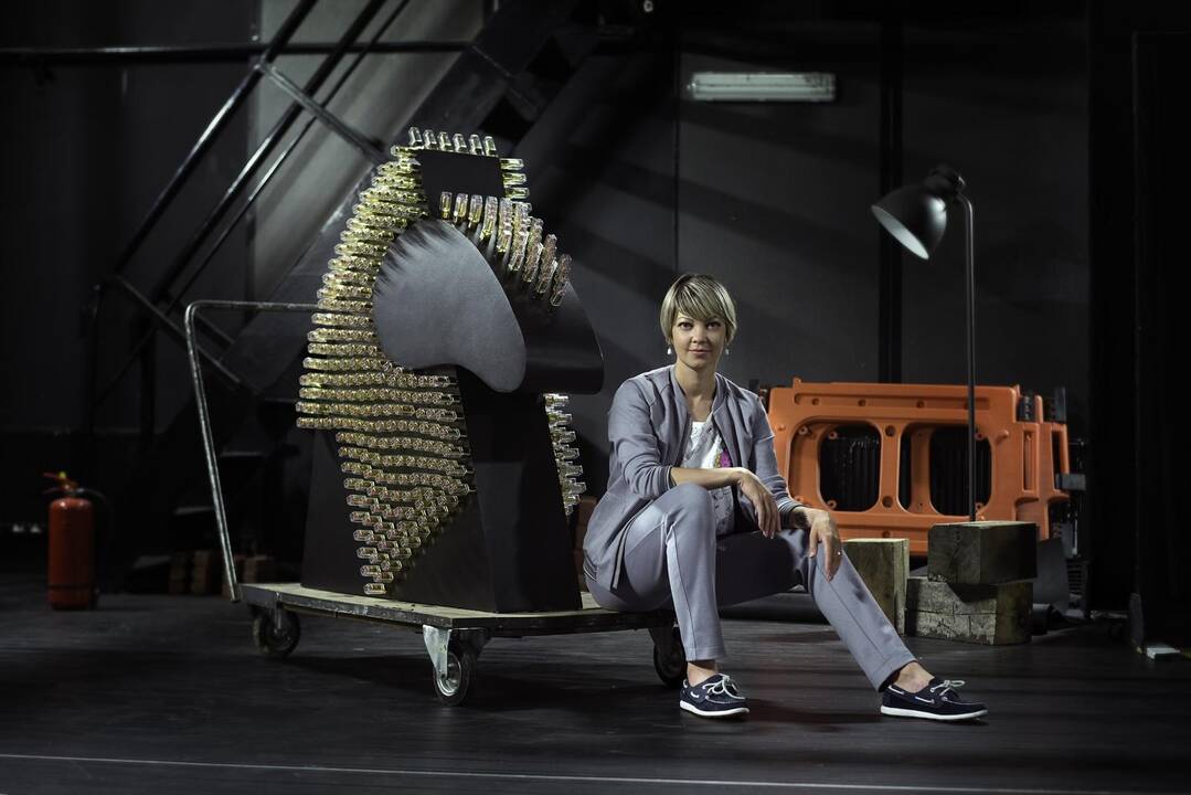 Agnė Kišonaitė prie skulptūros "Diabetas"