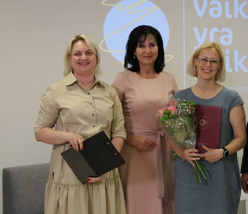 Gargždų socialinių paslaugų centro Globos padalinio vadovė Indrė Beržanskienė, vicemerė Ligita Liutikienė, globėja Carina Susanna Karosas. 