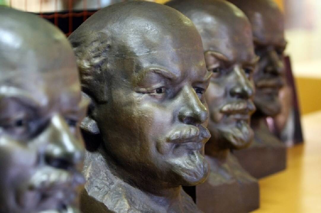 Vyriausybė pritarė siūlymui uždrausti įvežti į Lietuvą nacių ir sovietų simbolius
