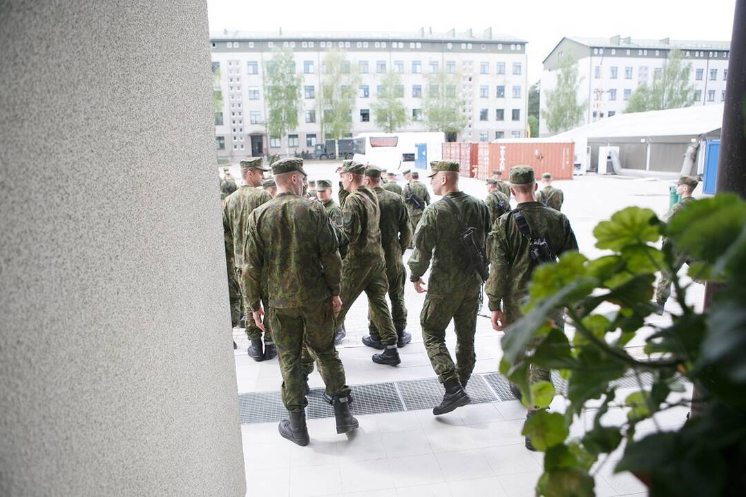 Siūlo šaukti jaunuolius tarnauti iš karto po mokyklos: studentams prievolės taikyti nenori