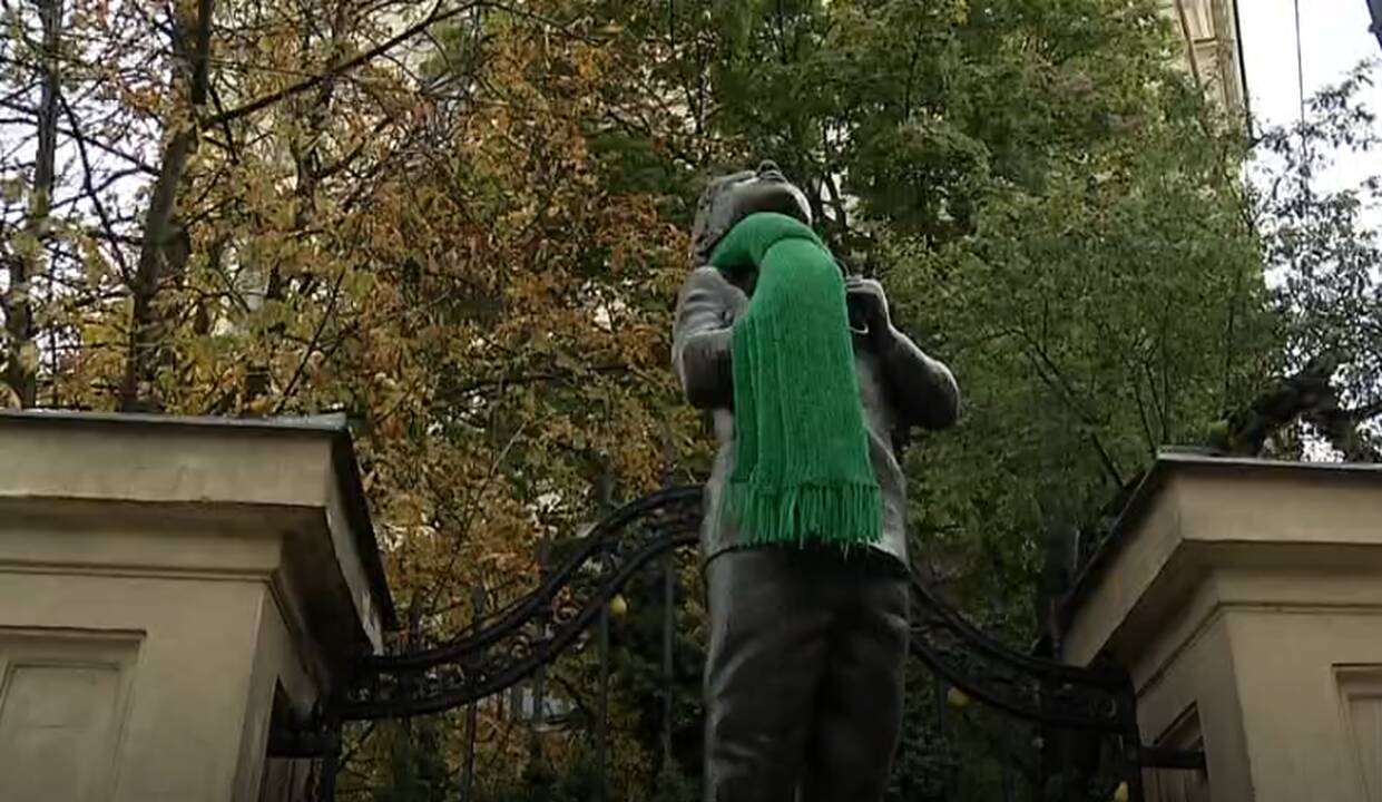 Ant Vilniaus skulptūrų – žali šalikai: ką jie simbolizuoja?