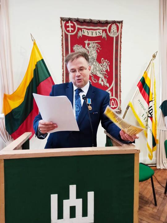 Simboliška: septyniolika metų gyvenęs Karaliaučiaus srityje, dabar S.Šamborskis nuo Rambyno kalno žvelgia į Ragainę (Sovetską), iš kur lietuviai negali ištrūkti.