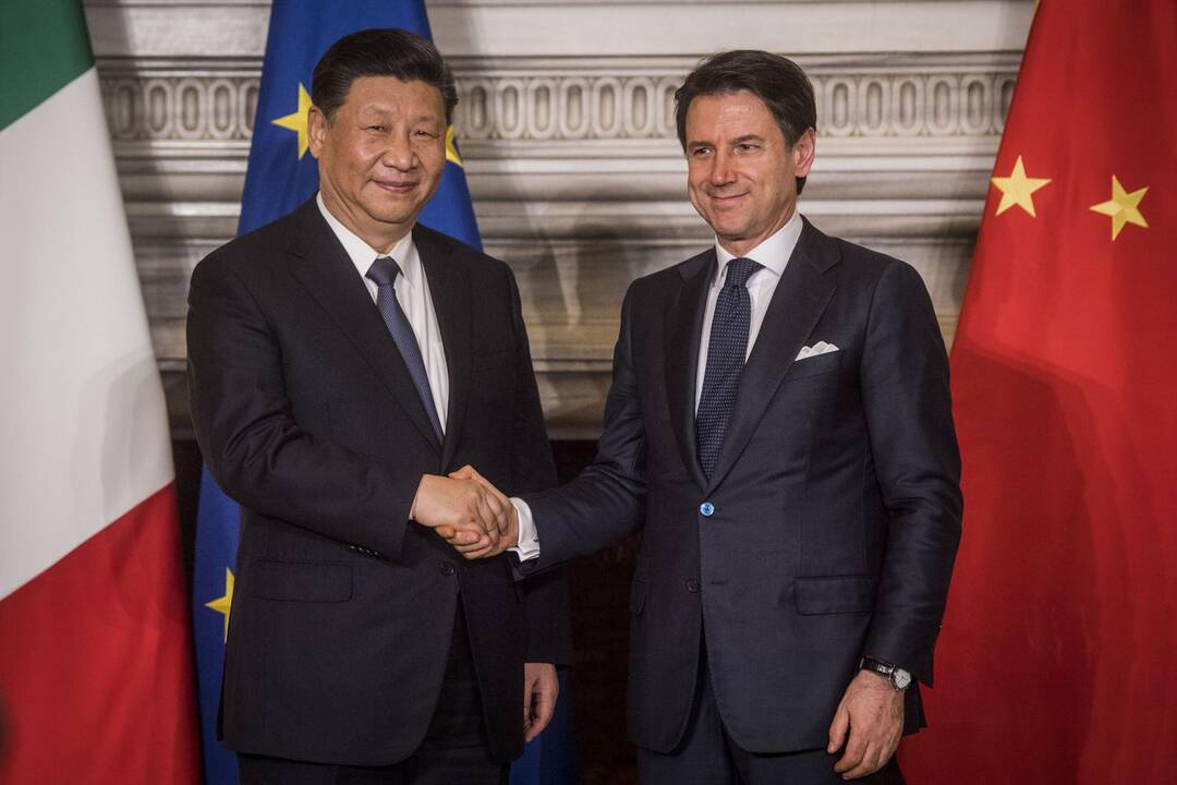 Xi Jinpingas (kairėje) ir Giuseppe Conte