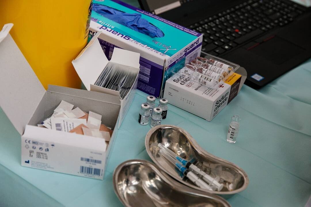 Fiktyvaus skiepijimo nuo COVID-19 byla: aiškino, kad imant pinigus protą aptemdė hormonai