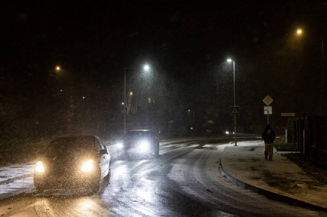 Naktį eismo sąlygas sunkins plikledis