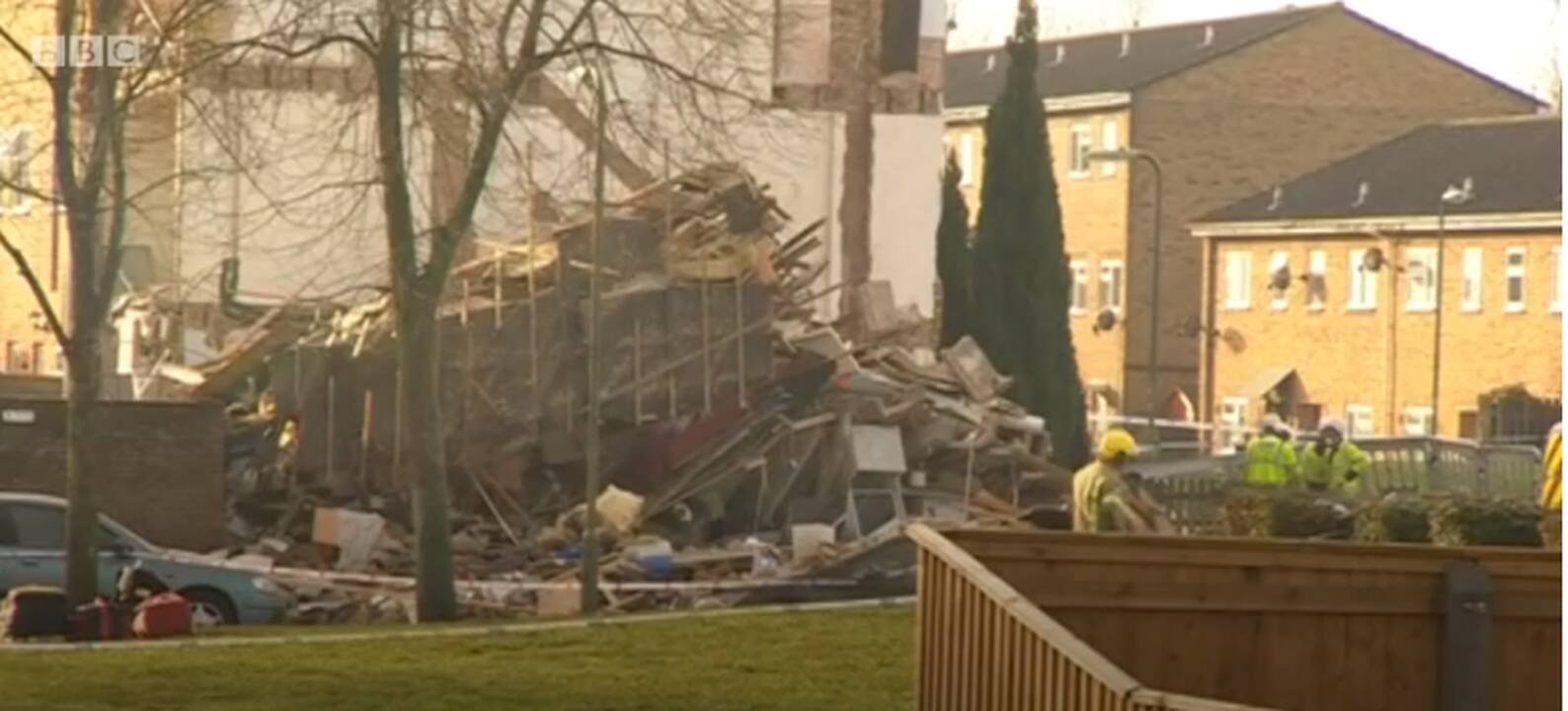 Didžiojoje Britanijoje sprogo namas: žuvo žmogus, pastatas visai sugriuvo