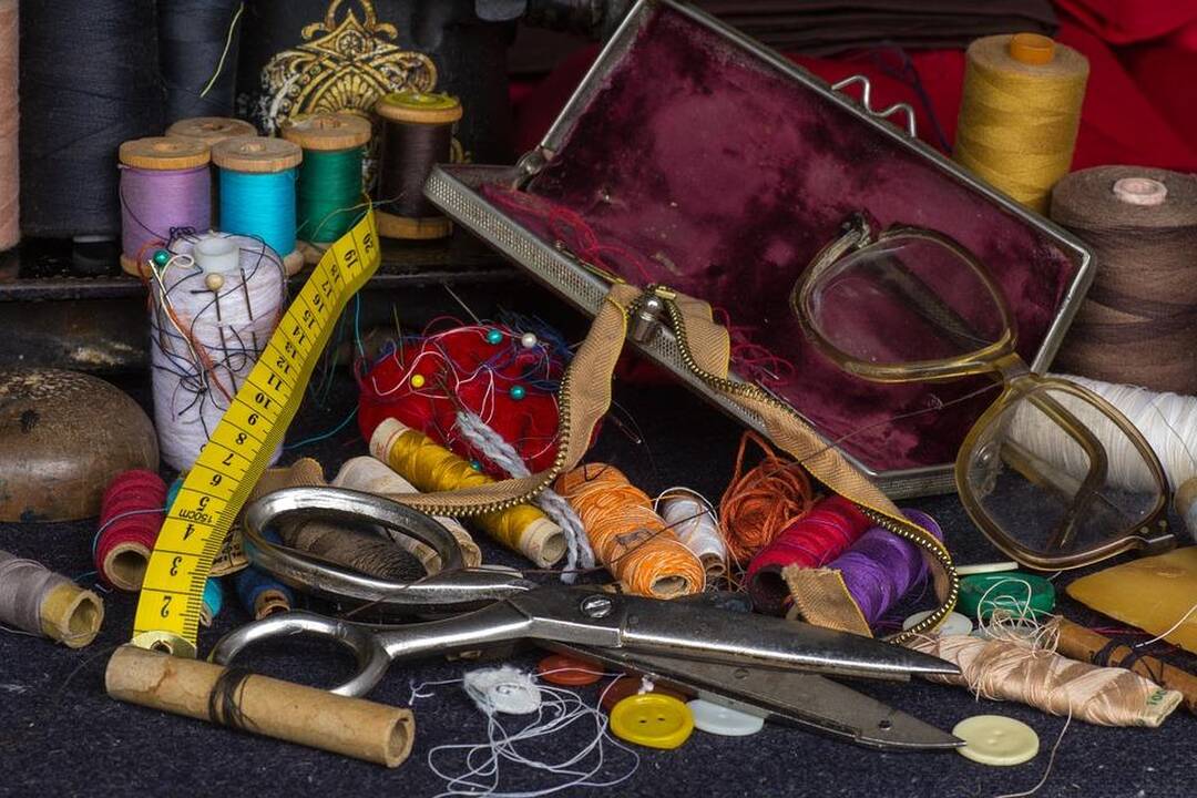 Prikėlė viduramžių tradiciją: susikurti audinio spalvą gali kiekvienas