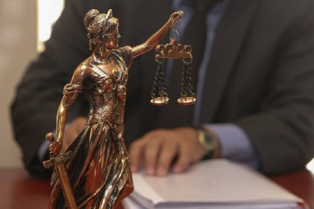 Teismas nubaudė nepagrįstus skundus apie kaimynę ir jos vaiką rašiusią moterį