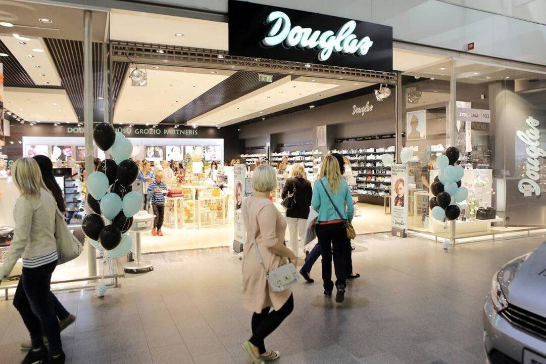 Parfumerijos tinklas „Douglas“ Europoje uždaro 70 parduotuvių
