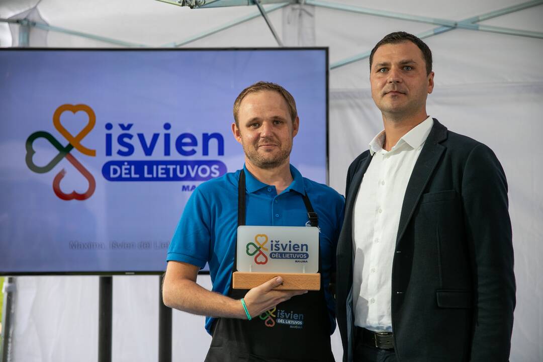 Kampanijoje „Išvien dėl Lietuvos“ dalyvaujantiems šalies gamintojams įteiktos simbolinės padėkos. Nuotraukoje: „Maxima“ Pirkimų departamento direktorius M. Tilmantas ir „Klaipėdos mėsinės“ pardavimų vadovas D. Chakimovas.