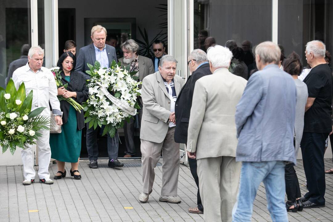 Atsisveikinimas su rašytoju R. Marčėnu