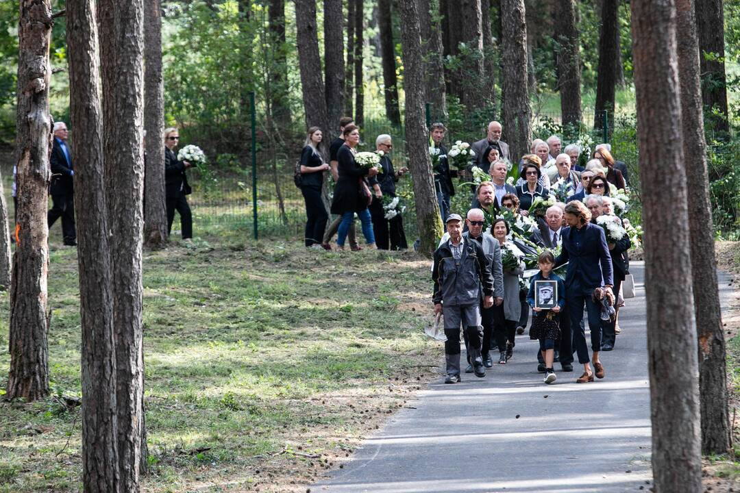 Atsisveikinimas su rašytoju R. Marčėnu