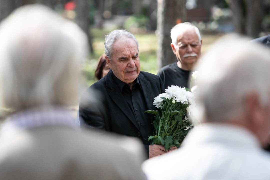 Atsisveikinimas su rašytoju R. Marčėnu