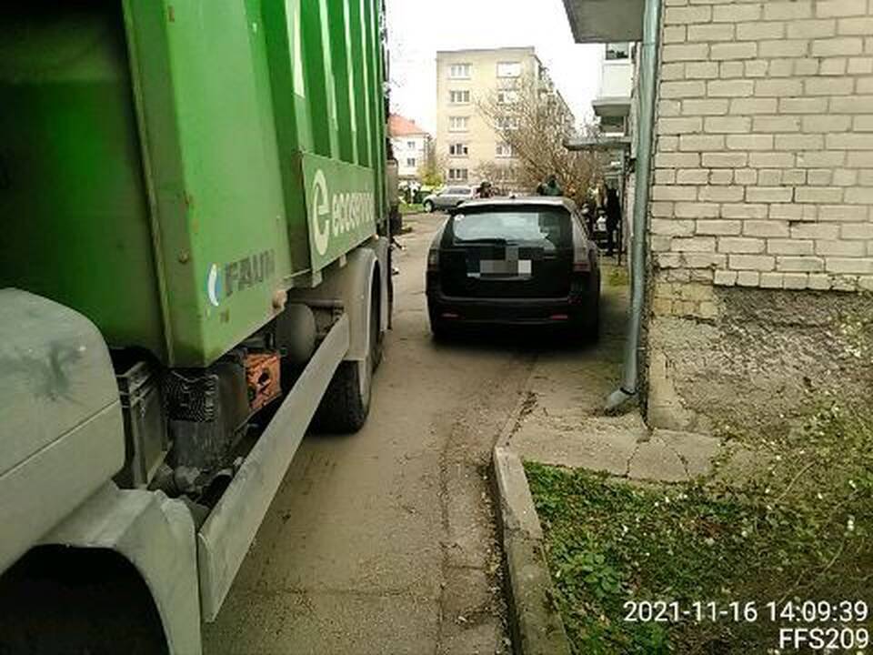 Situacija: visą savaitę vienas Sausio 15-osios gatvės daugiabučių kiemas skendėjo šiukšlėse. Atliekų vežėjai negalėjo jų išvežti dėl gyventojo automobilio, kuris užstojo įvažą.