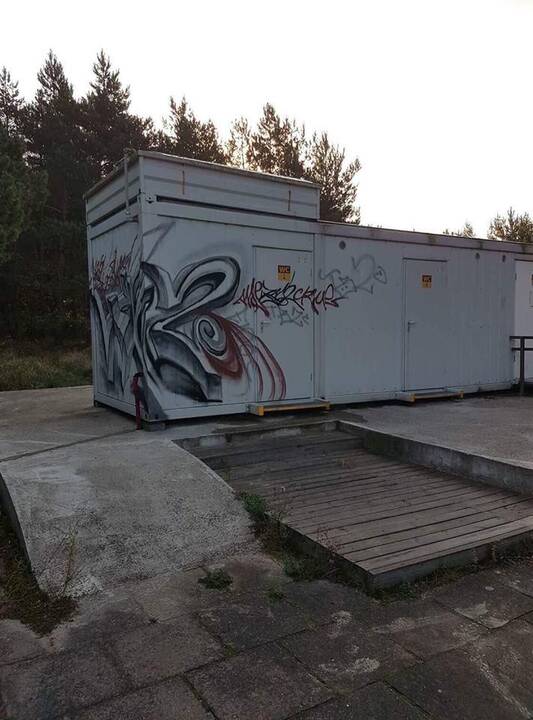 Vaizdelis: Smiltynės paplūdimyje vandalai bjauroja tualetus, šiukšliadėžes, suoliukus.