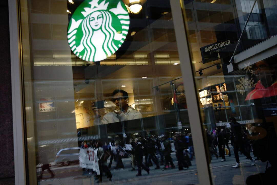 „Starbucks“ keičia taisykles: klientais laikys ir nieko neužsisakančius lankytojus