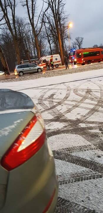 Smūgis: eismo įvykyje vakar nukentėjo tik greitosios medicinos pagalbos automobilis.